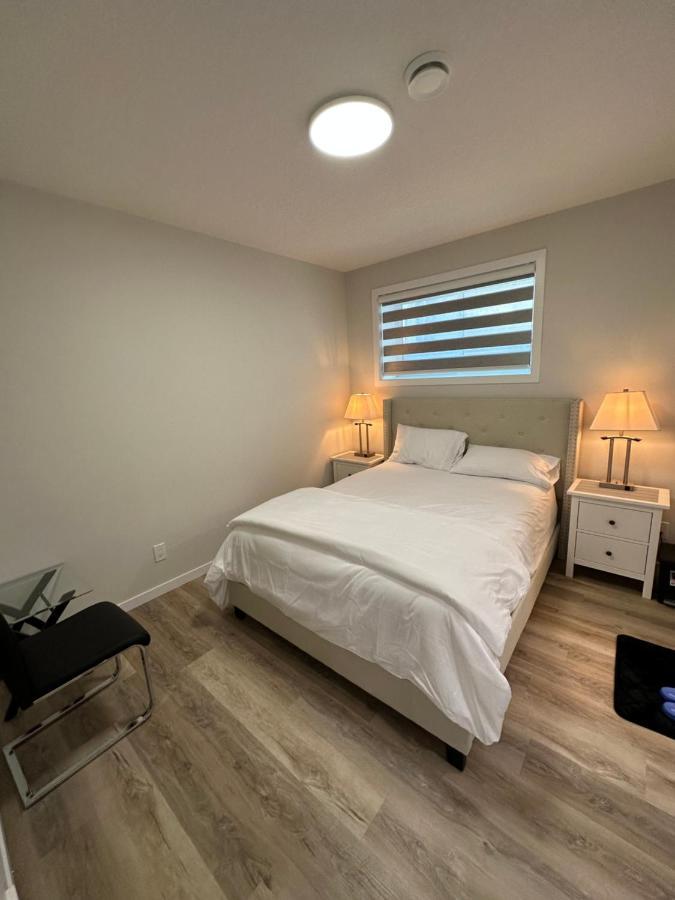 2 Bedroom 2 Washrooms Brand New Beautiful & Cozy Suite คาลการี ภายนอก รูปภาพ
