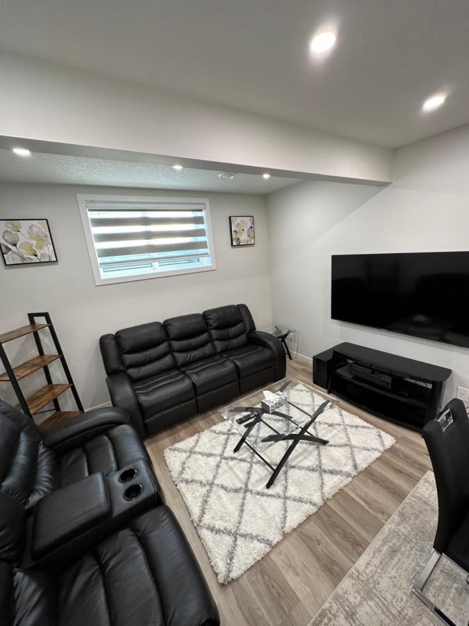 2 Bedroom 2 Washrooms Brand New Beautiful & Cozy Suite คาลการี ภายนอก รูปภาพ