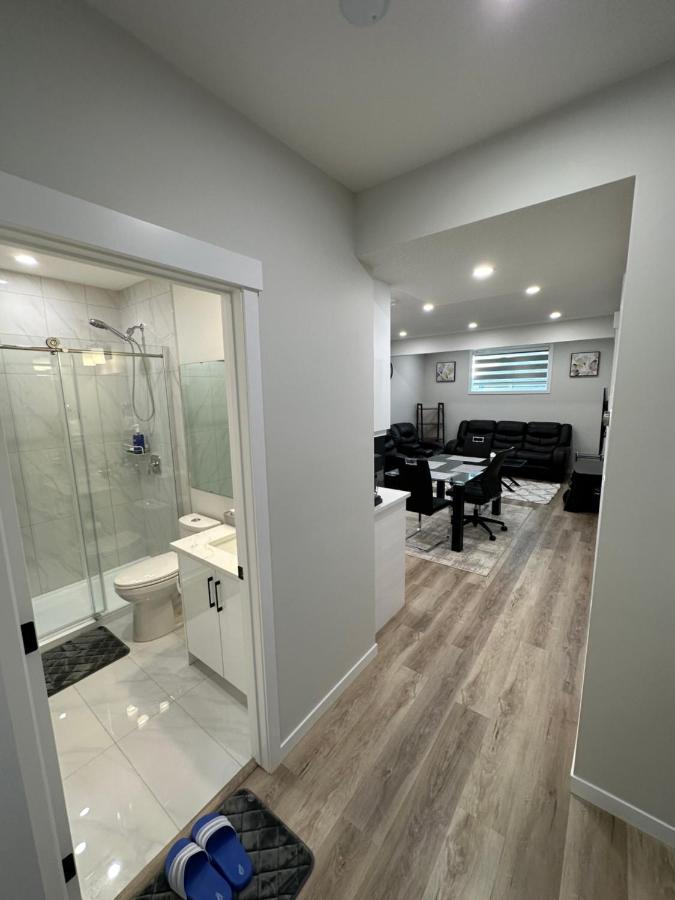 2 Bedroom 2 Washrooms Brand New Beautiful & Cozy Suite คาลการี ภายนอก รูปภาพ