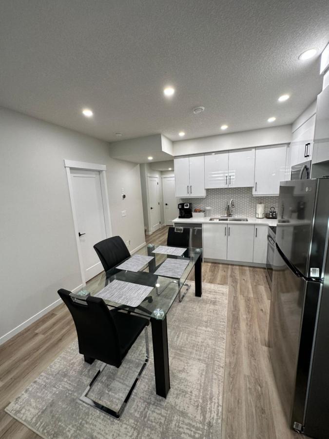 2 Bedroom 2 Washrooms Brand New Beautiful & Cozy Suite คาลการี ภายนอก รูปภาพ