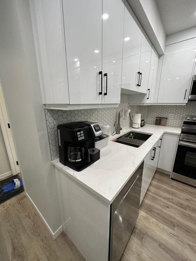 2 Bedroom 2 Washrooms Brand New Beautiful & Cozy Suite คาลการี ภายนอก รูปภาพ