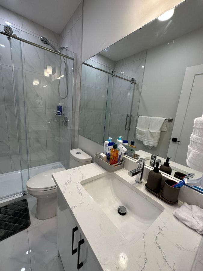 2 Bedroom 2 Washrooms Brand New Beautiful & Cozy Suite คาลการี ภายนอก รูปภาพ