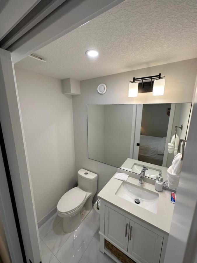 2 Bedroom 2 Washrooms Brand New Beautiful & Cozy Suite คาลการี ภายนอก รูปภาพ